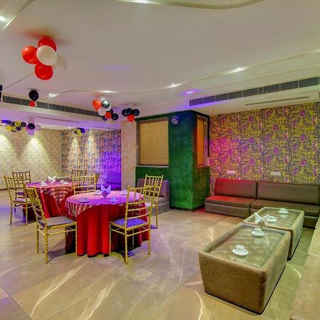 Townhouse Oak Hotel Dev Palace Дели Экстерьер фото