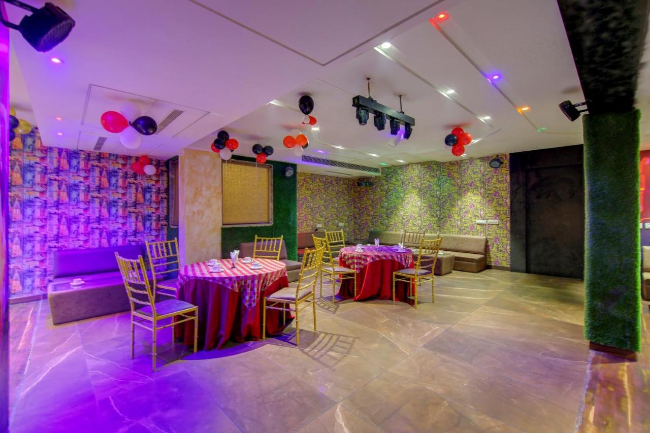 Townhouse Oak Hotel Dev Palace Дели Экстерьер фото
